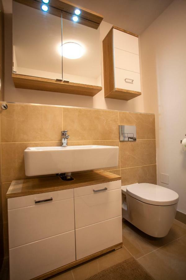 Air-Conditioned City View Apartment 24H Check-In บราติสลาวา ภายนอก รูปภาพ